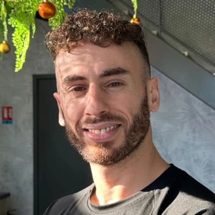 Image de Hamid assis, une gourde à la main.